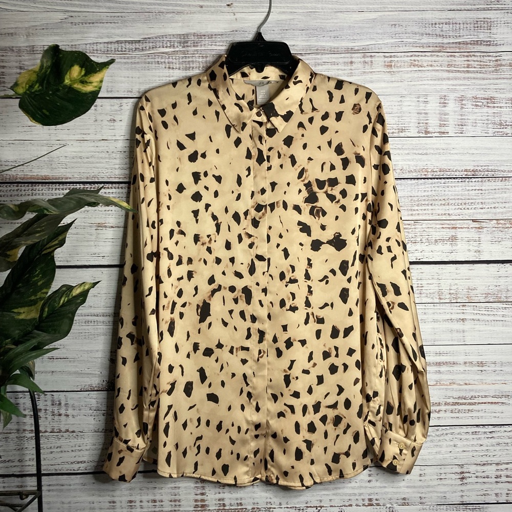Was💲20! EUC H&M animal print long sleeve multicolored button-down blouse